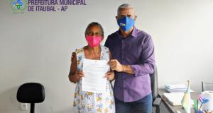 'Tia Diquinha' recebe o termo de sessão do seu imóvel rural localizado na comunidade do Carmo do Macacoari