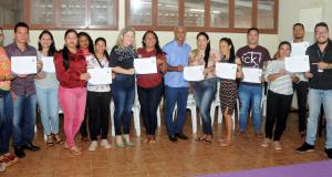  entrega dos certificados para os alunos que concluíram o curso Operador de Computador realizado na carreta móvel do SENAC 