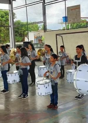 Banda Marcial de Itaubal faz apresentação na Escola Wilson Araújo