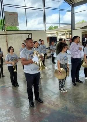 Banda Marcial de Itaubal faz apresentação na Escola Wilson Araújo