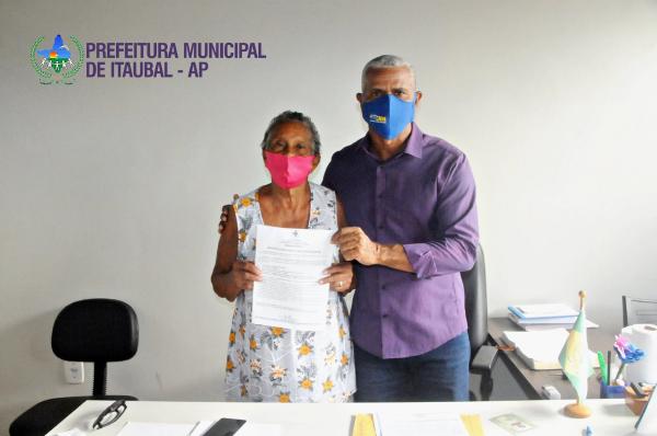 'Tia Diquinha' recebe o termo de sessão do seu imóvel rural localizado na comunidade do Carmo do Macacoari