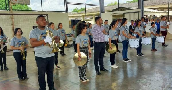 Banda Marcial de Itaubal faz apresentação na Escola Wilson Araújo